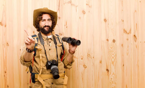 Jonge Crazy Explorer Met Stro Hoed Rugzak Hout Achtergrond — Stockfoto