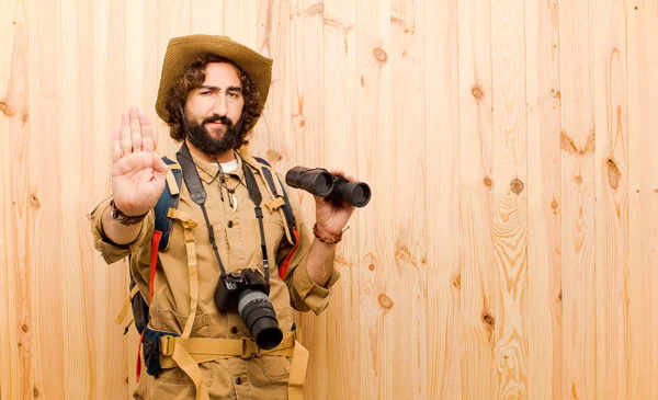 Junger Verrückter Entdecker Mit Strohhut Und Rucksack Auf Holz Hintergrund — Stockfoto