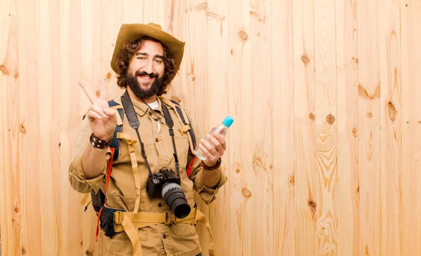 Joven Explorador Loco Con Sombrero Paja Mochila Sobre Fondo Madera — Foto de Stock