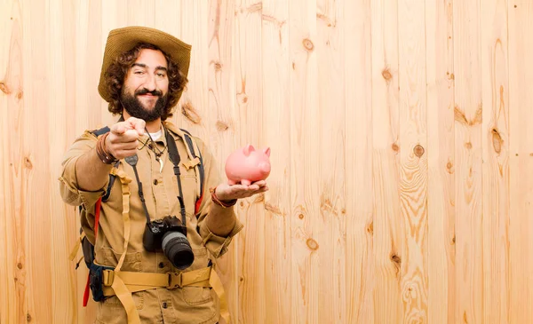 木製の背景に麦わら帽子とバックパックを持つ若い狂気の探検家 — ストック写真