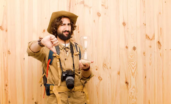 年轻的疯狂的探险家与草帽和背包在木材背景 — 图库照片