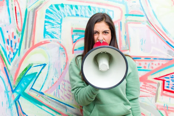 Joven Bonita Mujer Con Megáfono Contra Pared Graffiti — Foto de Stock