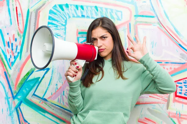 Joven Bonita Mujer Con Megáfono Contra Pared Graffiti — Foto de Stock