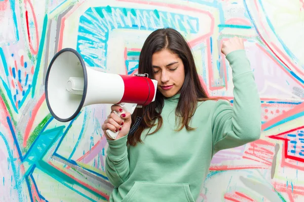 Joven Bonita Mujer Con Megáfono Contra Pared Graffiti — Foto de Stock