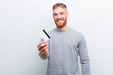 beyaz arka plan karşı genç kırmızı kafa adam