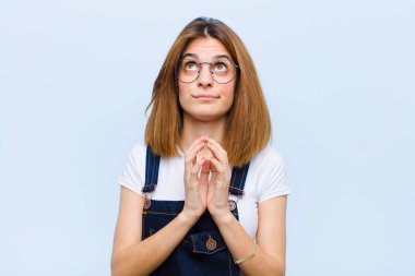 Genç, güzel bir kadın entrikalar ve komplolar kuruyor, sinsi hileler ve hileler düşünüyor, mavi arka plana karşı kurnazlık ve ihanet ediyor.