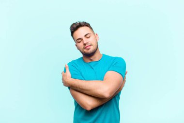 Genç İspanyol bir adam aşık, gülümsüyor, sarılıyor ve kendine sarılıyor, bekar kalıyor, bencil ve benmerkezci davranıyor.