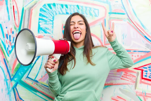 Joven Bonita Mujer Con Megáfono Contra Pared Graffiti — Foto de Stock