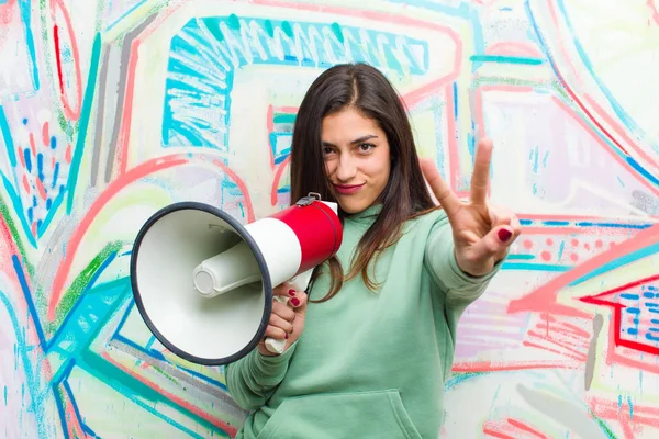 Joven Bonita Mujer Con Megáfono Contra Pared Graffiti — Foto de Stock