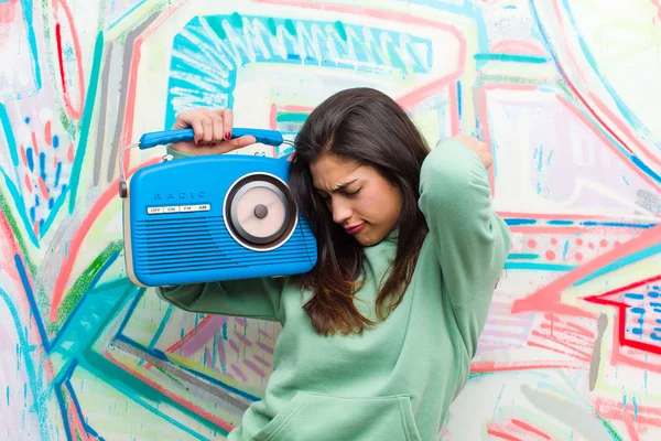 Joven Bonita Mujer Con Una Radio Vintage Contra Pared Graffiti — Foto de Stock