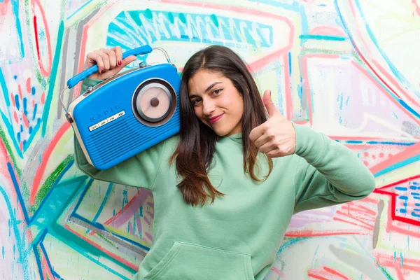 Joven Bonita Mujer Con Una Radio Vintage Contra Pared Graffiti — Foto de Stock