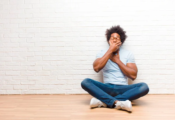 Jovem Negro Sentindo Mal Com Uma Dor Garganta Sintomas Gripe — Fotografia de Stock