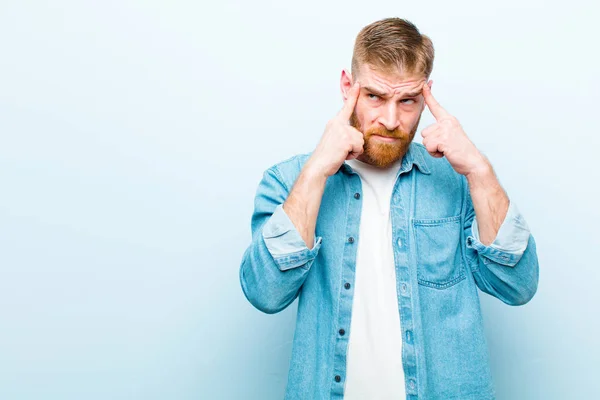 Junger Roter Kopf Der Konzentriert Auf Eine Idee Schaut Und — Stockfoto