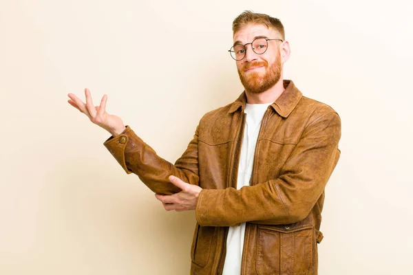 Junger Mann Mit Rotem Kopf Lächelt Stolz Und Selbstbewusst Fühlt — Stockfoto