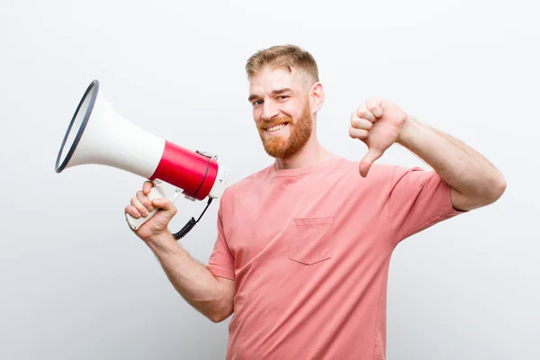 Jonge Rode Hoofd Man Met Een Megafoon Tegen Witte Achtergrond — Stockfoto