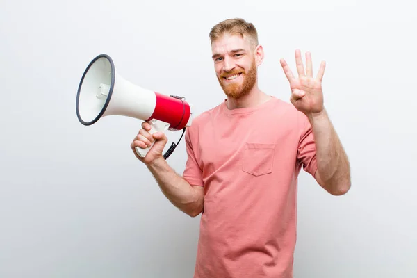 Jonge Rode Hoofd Man Met Een Megafoon Tegen Witte Achtergrond — Stockfoto