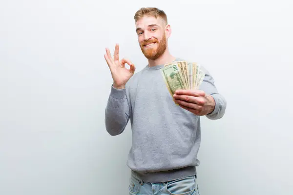 Jonge Rode Hoofd Man Met Dollars Tegen Witte Achtergrond — Stockfoto