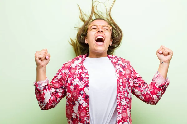 Jeune Femme Regardant Extrêmement Heureux Surpris Célébrant Succès Criant Sautant — Photo