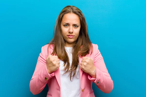 Jeune Femme Confiante Colère Forte Agressive Avec Les Poings Prêts — Photo