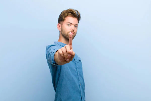 Unga Affärsman Leende Stolt Och Tryggt Att Göra Nummer Ett — Stockfoto