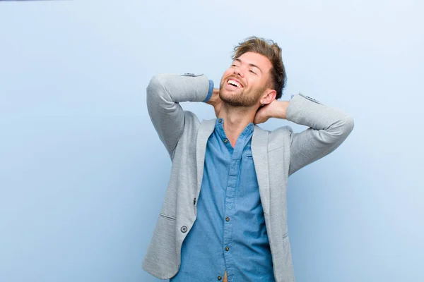 Joven Hombre Negocios Sonriendo Sintiéndose Relajado Satisfecho Despreocupado Riendo Positivamente —  Fotos de Stock