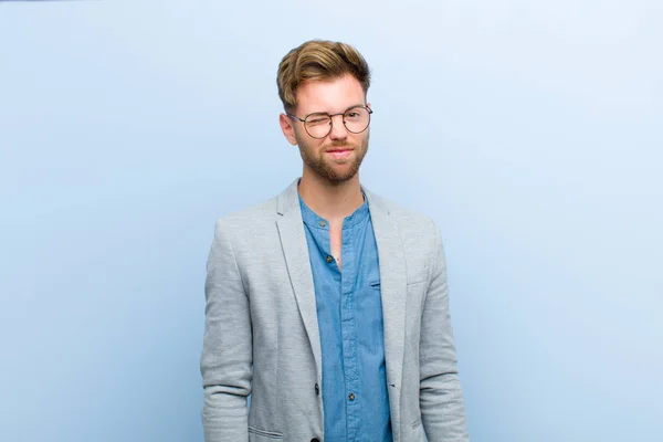 Jovem Empresário Olhando Feliz Amigável Sorrindo Piscando Olho Para Você — Fotografia de Stock