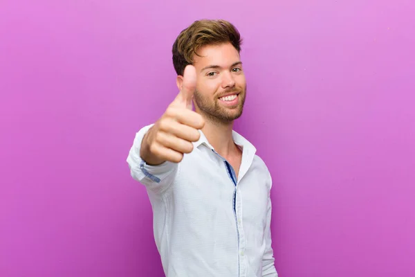 Jonge Man Gevoel Trots Zorgeloos Zelfverzekerd Gelukkig Glimlachend Positief Met — Stockfoto