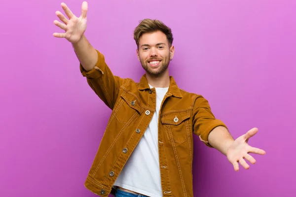 Junger Mann Lächelt Fröhlich Und Gibt Eine Warme Freundliche Liebevolle — Stockfoto