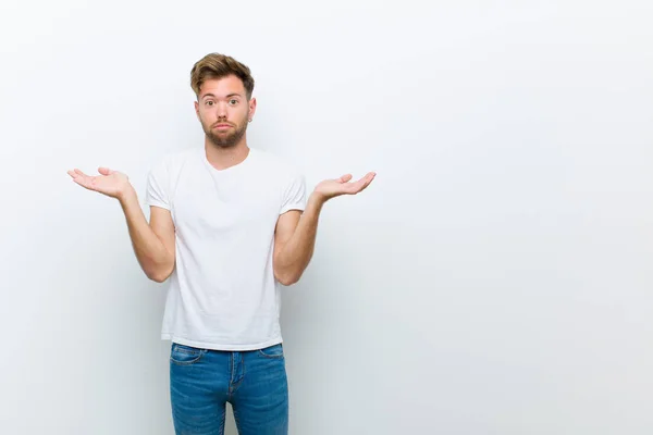 Joven Sintiéndose Perplejo Confundido Dudando Ponderando Eligiendo Diferentes Opciones Con —  Fotos de Stock