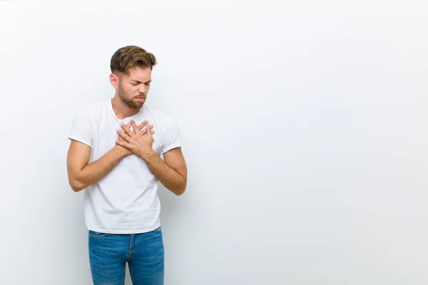 Giovane Dall Aspetto Triste Ferito Spezzato Che Tiene Entrambe Mani — Foto Stock