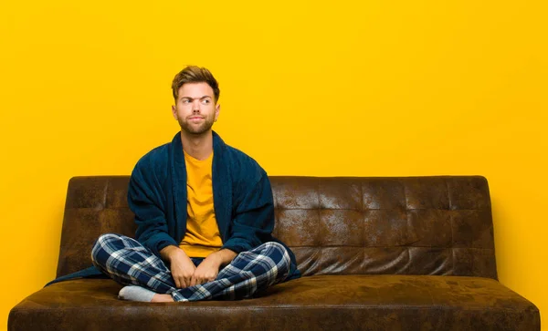 Jeune Homme Pyjama Regardant Perplexe Confus Demandant Essayant Résoudre Problème — Photo