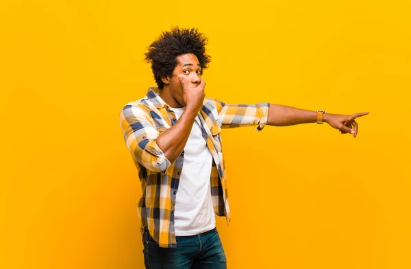 Jovem Negro Sentindo Feliz Chocado Surpreso Cobrindo Boca Com Mão — Fotografia de Stock