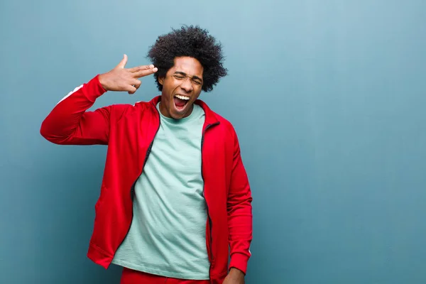 Giovane Nero Sportivo Guardando Infelice Stressato Gesto Suicida Facendo Segno — Foto Stock