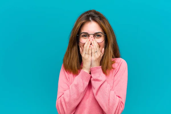 Joven Bonita Mujer Buscando Feliz Alegre Afortunado Sorprendido Cubriendo Boca —  Fotos de Stock