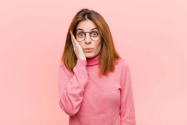 Giovane Bella Donna Sente Scioccato Stupito Tenendo Faccia Faccia Con — Foto Stock