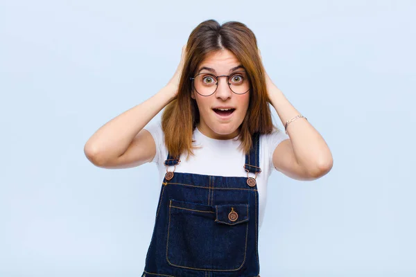 Jonge Mooie Vrouw Kijken Opgewonden Verrast Open Mond Met Beide — Stockfoto