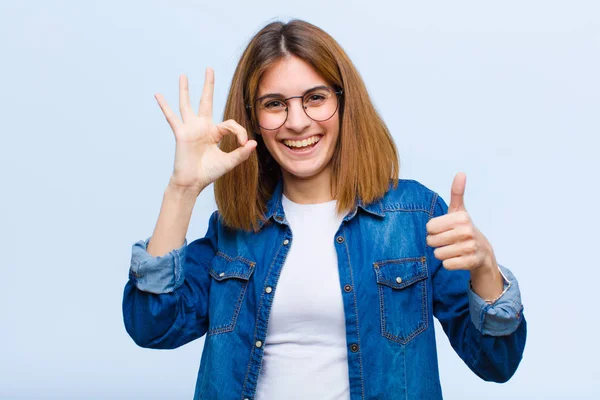 Ung Vacker Kvinna Känner Sig Glad Förvånad Nöjd Och Förvånad — Stockfoto