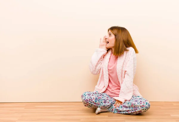 Mujer Joven Con Pijama Sentado Vista Del Perfil Casa Mirando — Foto de Stock