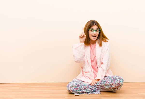 Junge Frau Pyjama Die Hause Sitzt Und Sich Wie Ein — Stockfoto
