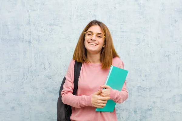 Jovem Estudante Mulher Olhando Feliz Pateta Com Largo Divertido Louco — Fotografia de Stock