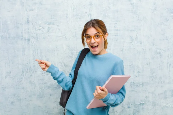 Jonge Student Vrouw Lachen Kijken Gelukkig Positief Verrast Realiseert Zich — Stockfoto