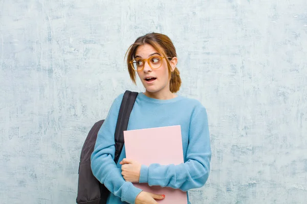 Jonge Student Vrouw Gevoel Geschokt Gelukkig Verbaasd Verrast Kijken Naar — Stockfoto