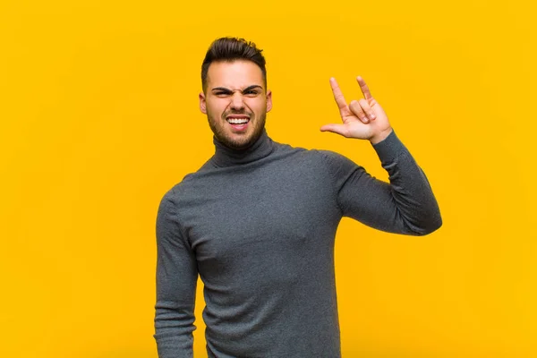 Junger Hispanischer Mann Der Sich Glücklich Lustig Selbstbewusst Positiv Und — Stockfoto