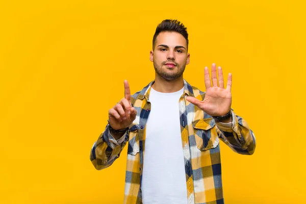 Junger Hispanischer Mann Lächelt Und Schaut Freundlich Zeigt Nummer Sechs — Stockfoto