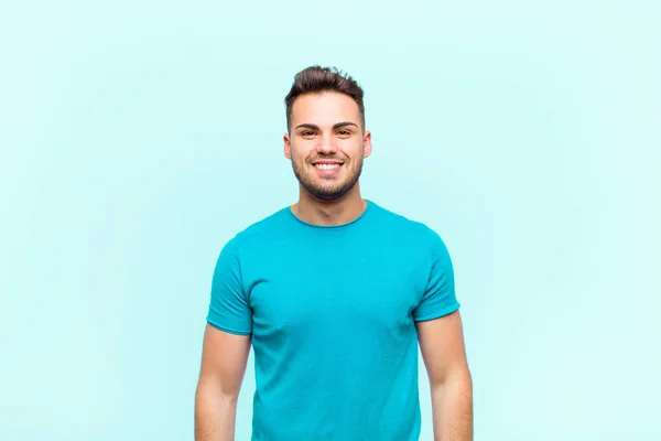 Genç Spanyol Adam Mutlu Hoş Bir Şekilde Şaşırmış Görünüyor Mavi — Stok fotoğraf