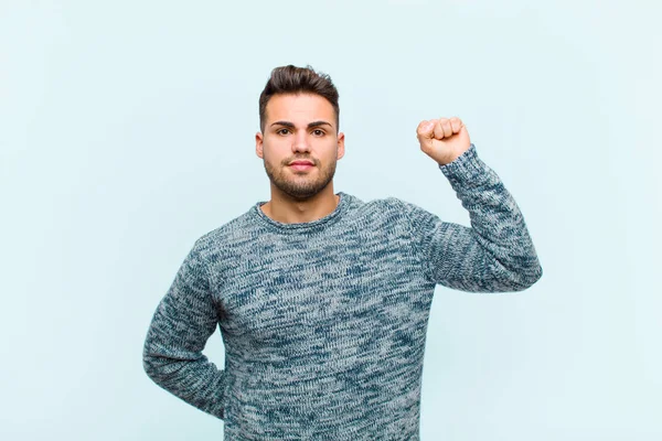 Jeune Homme Hispanique Sentant Sérieux Fort Rebelle Levant Poing Protestant — Photo