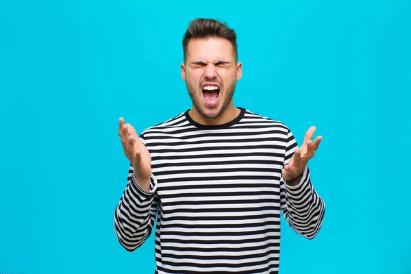 Jeune Homme Hispanique Furieusement Crier Sentir Stressé Ennuyé Avec Les — Photo