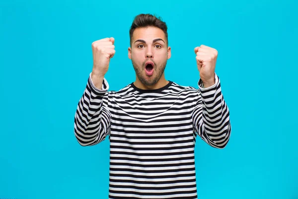 Jovem Hispânico Homem Celebrando Sucesso Inacreditável Como Vencedor Olhando Animado — Fotografia de Stock