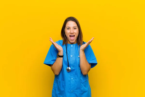 Parecendo Feliz Animado Chocado Com Uma Surpresa Inesperada Com Ambas — Fotografia de Stock