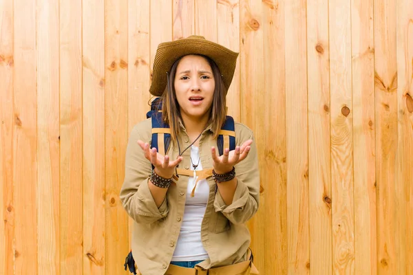 Mujer Exploradora Latina Joven Contra Fondo Pared Madera —  Fotos de Stock